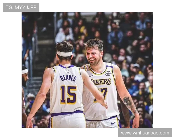 艾顿盛赞东契奇与里夫斯手感炽热称对手只能在两种毒药中做出抉择